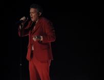 Alejandro Sanz canta durante la gala. / EFE