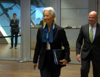 Lagarde, escoltada por Guindos, a su llegada al BCE.
