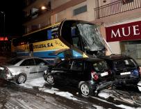 El autobús que ha perdido el control en Estella-Lizarra. /EFE/ Jesus Diges.
