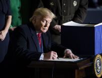 Trump aprueba las cuentas que evitan el cierre del Gobierno pese al impeachment
