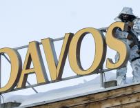 Un agente de policía vigila desde un tejado el Foro Económico de Davos, en Suiza. /EFE