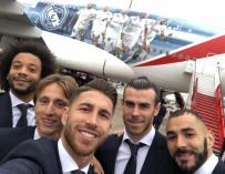 Jugadores del Real Madrid, junto al avión de Fly Emirates