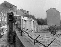 Fotografía de archivo tomada el 22 de agosto de 1965 que muestra el muro de Berlín en la calle Bernauer. /EFE/KONRAD GIEHR