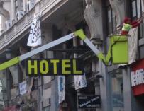 Comerciantes de Carretas, a la espera de la reapertura, dicen que los 'okupas' del Hotel Madrid no han dado problemas