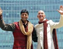 Jeff Bezos, junto a Amit Agarwal, el country manager de Amazon en la India