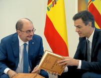 El presidente de Aragón, Javier Lambán, conversa con el presidente del Gobierno, Pedro Sánchez durante su reunión el pasado 8 de octubre. /Zipi /EFE