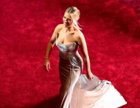 Scarlett Johansson apuesta por un Oscar de la Renta plateado