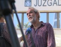El actor Willy Toledo sale de los juzgados de Plaza de Castilla (Madrid) tras se