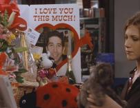 Ross le lleva regalos a Rachel oficina.