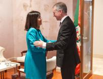El lehendakari, Iñigo Urkullu (d), recibe este jueves en Vitoria a la ministra de Política Territorial, Carolina Darias (i), antes de reunirse. /EFE