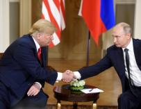 Trump y Putin, se dan la mano antes de la reunión.