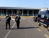 Policía de guardia en el hospital de Schiavonia, cerca de Padua, donde se realizan pruebas para el coronavirus ala población de la región de Veneto, en el norte de Italia.
