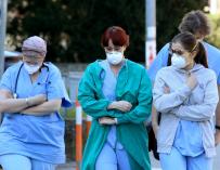 Personas y trabajadores sanitarios usan mascarillas protectoras fuera del hospital en Padua, región de Véneto, al norte de Italia