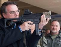 El presidente de Brasil, Jair Bolsonaro,apunta con un fusil. /Hispan Tv