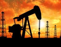 Arabia Saudí defiende un recorte de 1 millón de barriles diarios para la OPEP. / EFE