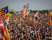 Miles de personas arropan a Puigdemont en su arranque de campaña en Perpiñán
