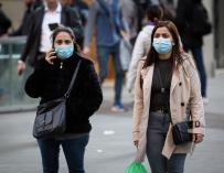 Personas con mascarilla en Barcelona ante el brote de coronavirus
