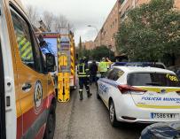 Bomberos del Ayuntamiento de Madrid con efectivos del Samur y Policía Municipal en el edificio del distrito de Tetuán en el que ha fallecido un trabajador de 56 años.