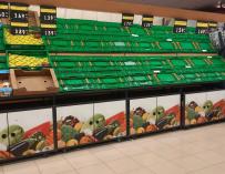 Estanterías vacias de un supermercado en Mérida