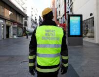 Un militar de UME pasea por el centro de la capital para controlar quién pasea tras la declaración de Estado de Alarma por coronavirus en el país, en Madrid (España), a 16 de marzo de 2020.