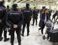Policías en el aeropuerto de Barajas
