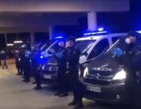 Los policías aplauden a los sanitarios