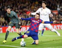 Los jugadores del Barcelona, Messi (c) y Ramos (d) ,del Real Madrid durante el encuentro correspondiente a la Liga jugado esta noche en el Camp Nou.