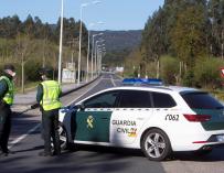 Efectivos de la Guardia Civil controlan la frontera de Goián con la localidad de Vila Nova de Cerveira. /EFE