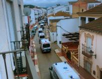 Fotografía facilitada por un vecino de Alcalá del Valle (Cádiz) del traslado de los ancianos. /EFE