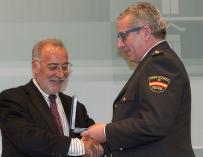 El comisario Carlos Salamanca (d) recibe la Medalla al Mérito de Protección Civil