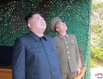 Kim Jong-Un mira al cielo