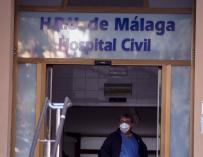 Un trabajador del Hospital Civil de Málaga porta una mascarilla protectora