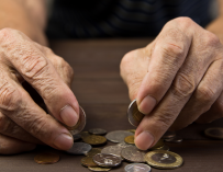 Fotografía de un jubilado contando dinero. Si rescatan un plan de pensiones pueden tener que pagar el irpf.