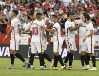 Los futbolistas del Sevilla FC celebran un gol