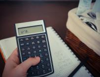 Fotografía de una calculadora haciendo cálculos para pagar el Impuesto de Sucesiones.