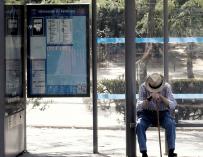 Un anciano espera el autobús