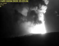 El volcán 'Kratatoa' despierta y entra en erupción con nubes de hasta 500 metros