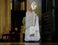 El papa Francisco bendice al mundo en soledad por la pandemia del coronavirus