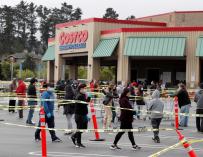 Consumidores esperan en la fila del estacionamiento para entrar a Costco Wholesale en el sur de San Francisco, California./EFE