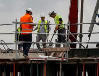Unos obreros de la construcción reanudan su trabajo en la localidad sevillana de Bormujos. /EFE