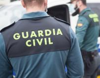 La Guardia Civil y la Policía Local controlan el cumplimiento de las normas de confinamiento en el aparcamiento de un Supermercado Mercadona de la población de Ansoain (Navarra)