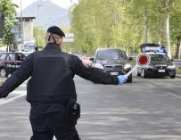 Los Carabinieri controlan a los automovilistas en una calle de Bérgamo, Italia, el 18 de abril de 2020. /EFE/EPA/STEFANO CAVICCHI