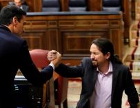 El líder de Podemos saluda a Pedro Sánchez en el Congreso de los Diputados