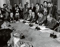 Imagen de la firma de los Pactos de la Moncloa, en el otoño de 1977