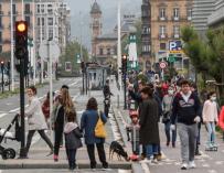 Una multitud de personas caminando por San Sebastián