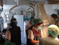 Médicos del Hospital La Paz sincronizan una cesárea y la colocación de un marcapasos a un prematuro