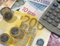 Fotografía de billetes y monedas de euros. Durante la crisis del coronavirus también se puede invertir.