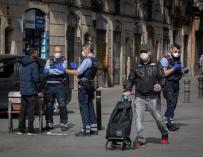 Un control de los Mossos d'Esquadra en una calle de Barcelona durante el primer día laborable de la segunda semana desde que se decretó el estado de alarma en el país a consecuencia del coronavirus, en Barcelona/Catalunya (España) a 23 de marzo de 2020.