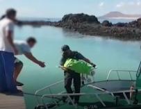 La Guardia Civil lleva víveres a la isla Lobos