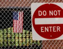 Una bandera estadounidense y un letrero de no entrar en Kingsbridge Armory en el Bronx, Nueva York, EE. UU., El 21 de abril de 2020. /EFE